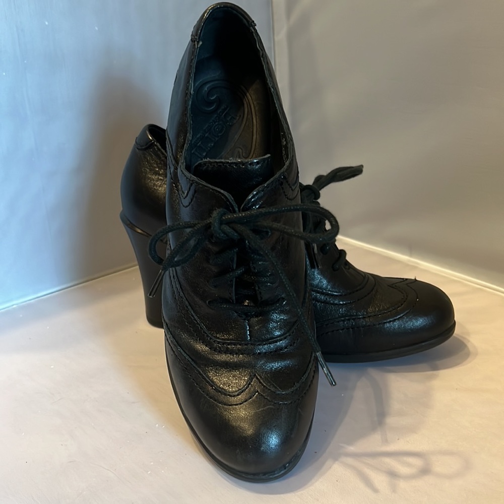 Born Women’s Black Leather Oxford, size 7